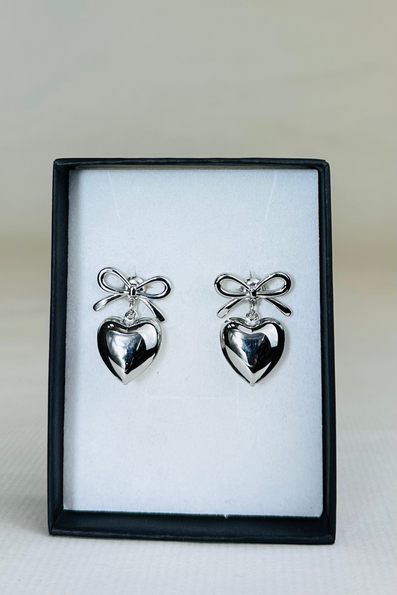 ORECCHINI CUORE CON FIOCCO